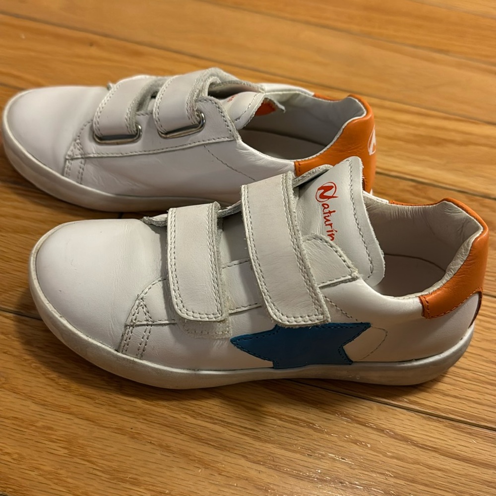 NATURINO Kids Annive Leather Sneaker.White-Blue Sneaker. Lightly Worn.Size 28.